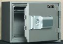 Сейф ESD103K:
ширина:48,8см&nbsp;
глубина:41,7см&nbsp;
высота:34,8см&nbsp;
Вес:52кг.